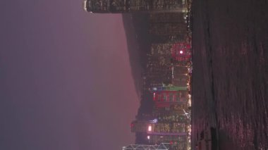 Alacakaranlık 'ta Hong Kong Skyline ve Victoria Limanı. Dikey Video