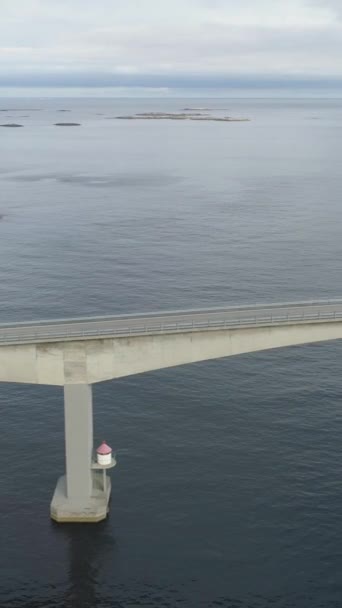 Wohnmobil Fährt Auf Storseisundet Brücke Atlantikstraße Norwegen Sonnigen Sommertag Luftaufnahme — Stockvideo