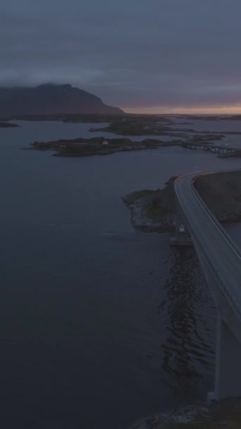 Atlantikstraße Norwegen Bei Sommerlichem Sonnenuntergang Auto Fährt Auf Storseisundet Brücke — Stockvideo