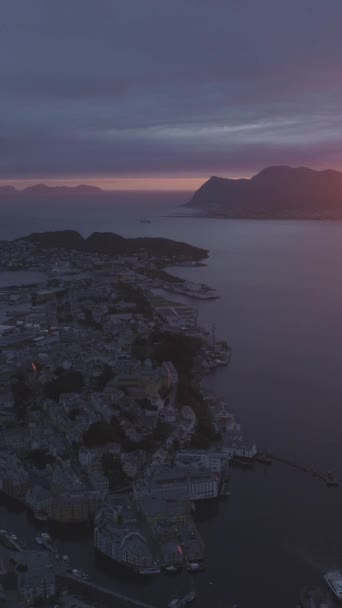 Alesund City Noorwegen Bij Kleurrijke Zonsondergang Met Bewolkte Lucht Luchtfoto — Stockvideo