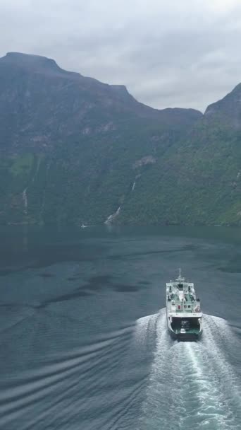夏の日にジレンジャーフィヨルドでフェリー船 グリーン ムーナインズ ノルウェー アリアルビュー ドローン オービット バーティカルビデオ — ストック動画