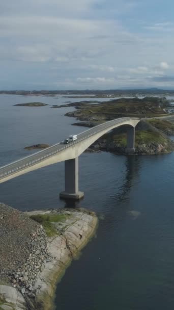 Автомобіль Автономним Будинком Подорожує Storseisundet Bridge Атлантична Океанська Дорога Норвегії — стокове відео
