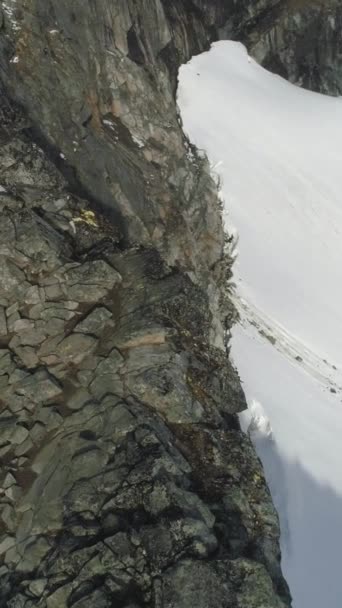 Hiker Man Está Caminhando Descendo Perto Cliff Montanhas Nevadas Noruega — Vídeo de Stock