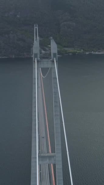 Hardanger Bridge Através Eidfjorden Noruega Dia Verão Fiorde Montanhas Vista — Vídeo de Stock