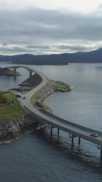 Auto Fährt Auf Der Atlantikstraße Norwegen Luftaufnahme Drohne Fliegt Vor — Stockvideo
