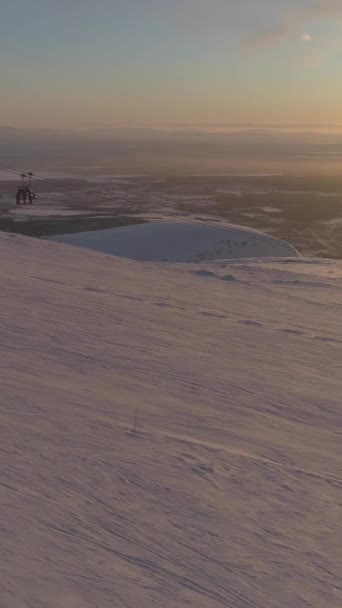 日落时分 人们乘坐缆车在滑雪坡上滑行滑雪板 Sun Frame 空中景观 无人机是飞行滑道 建立射击 垂直视频 — 图库视频影像