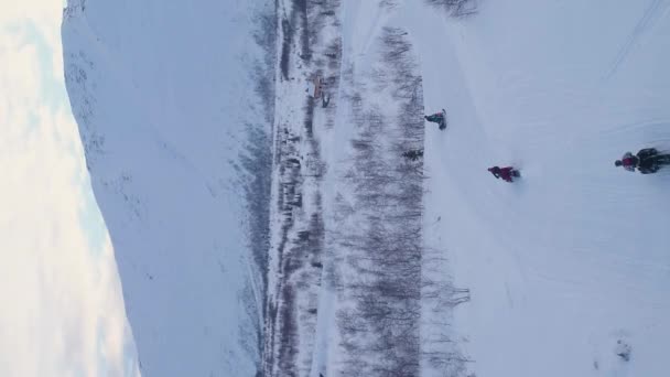 骑雪山雪地摩托车 空中景观 无人机在追击雪地摩托和飞向前方 — 图库视频影像