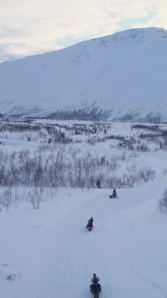 骑雪山雪地摩托车 空中景观 无人机在追击雪地摩托和飞向前方 — 图库视频影像