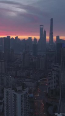 Alacakaranlık 'ta Şangay Skyline' ın panoramik hava görüntüsü. Çin. Drone yukarı doğru uçuyor. Atış ayarlanıyor. Dikey Video