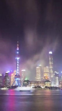 Lujiazui İş Bölgesi 'nin Gece Vakti. Şangay Skyline. Çin. Yakınlaştır. Dikey Video