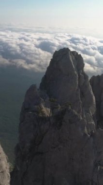 Güneşli bir günde Ai-Petri kayalık dağının tepesinde. Hava görüntüsü. Dikey Video