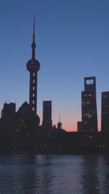 Sabahın erken saatlerinde Şanghay Silueti. Lujiazui Finans Bölgesi Silueti ve Huangpu Nehri. Çin. Atış ayarlanıyor. Dikey Video