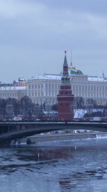 Soğuk Kış Sabahında Moskova Kremlin ve Moskova Nehri 'nin Gündüz Zamanlaması. - Rusya. Yakınlaştır. Dikey Video