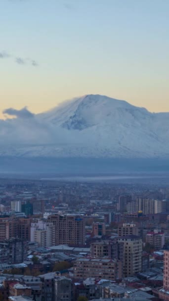 Lapso Tempo Cidade Erevan Monte Coberto Neve Ararat Fundo Nascer — Vídeo de Stock