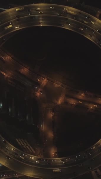 夜间螺旋照明高耸的南浦公路 中国上海 空中垂直视图 无人机在空中盘旋和旋转 设立射击 垂直录像 — 图库视频影像