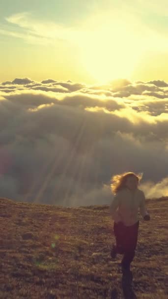 Frau Läuft Auf Bergplateau Über Rosa Wolken Luftaufnahme Vertikales Video — Stockvideo