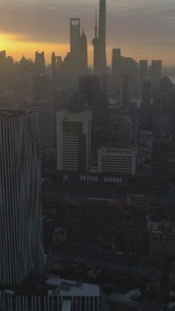 朝の上海スカイライン アリアルビュー ドローンが上空を飛んでいる カメラが傾いている ショットの確立 バーティカルビデオ — ストック動画
