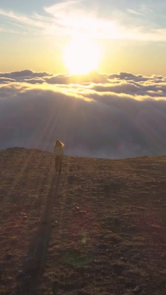 Mujer Camina Hacia Borde Meseta Montaña Por Encima Las Nubes — Vídeos de Stock