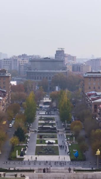 埃里温市的夜以继日 亚美尼亚 伯恩斯效应 垂直录像 — 图库视频影像