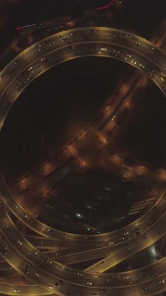 夜间通明高耸的南浦公路 中国上海 空中垂直视图 无人机朝下飞行 转来转去 设立射击 垂直录像 — 图库视频影像