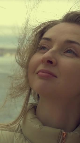 Νεαρή Γυναίκα Χαμογελάει Άνεμος Φτερουγίζει Τρίχες Κοντινή Θέα Θάλασσα Στο — Αρχείο Βίντεο