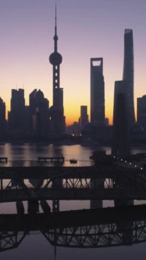 Şafak vakti panoramik Şangay silueti. Lujiazui Finans Bölgesi ve Huangpu Nehri. Çin. Hava görüntüsü. Drone yukarı doğru uçuyor. Atış ayarlanıyor. Dikey Video
