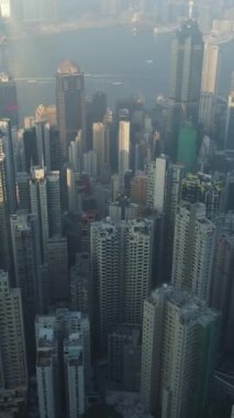 Hong Kong Skyline ve Victoria Limanı. Hava görüntüsü. Drone Yanlamasına Uçuyor ve Yükseliyor. Kamera yukarı kalkıyor. Şutu göster. Dikey Video