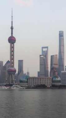 Panoramik Şangay Skyline 'ın Gece Zamanlaması' na. Lujiazui Finans Bölgesi ve Huangpu Nehri. Çin. Dikey Video