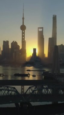 Panoramik Şangay Skyline ve Waibaidu Köprüsü, Sunrise. Lujiazui Finans Bölgesi ve Huangpu Nehri. Çin. Hava görüntüsü. Drone yukarı doğru uçuyor. Atış ayarlanıyor. Dikey Video