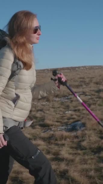 Donna Sorridente Occhiali Sole Con Zaino Bastoncini Trekking Trekking Video — Video Stock