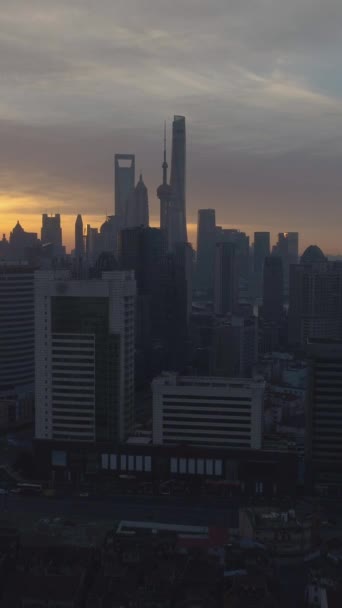 Shanghai Skyline Bei Sonnenaufgang Luftaufnahme China Drohne Fliegt Vor Und — Stockvideo