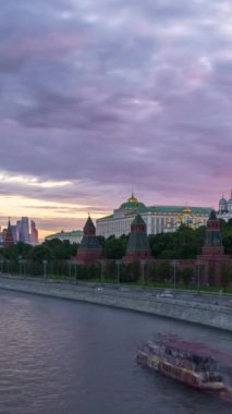 Moskova Kremlin ve Moskova Nehri 'nin günbatımında gemileriyle birlikte zaman aşımı. Araba trafiği ve hareket eden bulutlar. - Rusya. Dikey Video