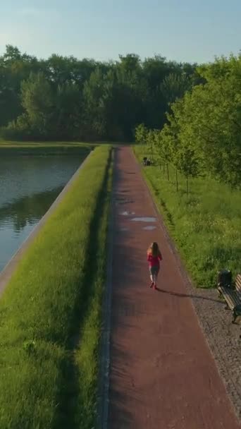 Νεαρή Καυκάσια Γυναίκα Κάνει Τζόκινγκ Στο Πράσινο Αστικό Πάρκο Πεσμένα — Αρχείο Βίντεο