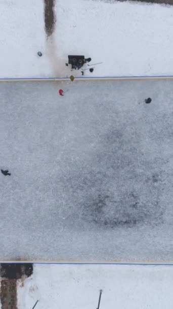 Ishockeyrink Stadsparken Spelare Skjuter Pucken Flygfoto Flyger Uppåt Vertikal Video — Stockvideo