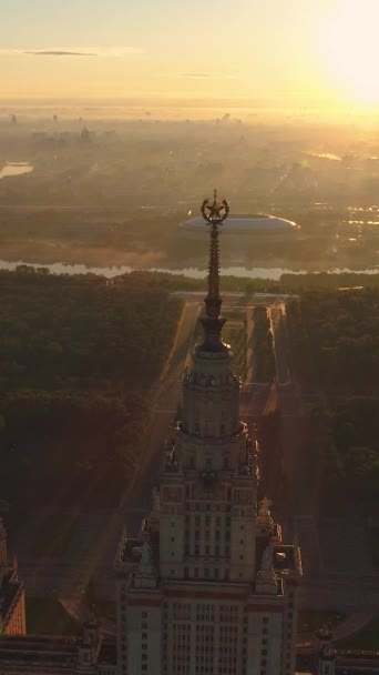 Moszkvai Állami Egyetemen Repkedett Napsütéses Reggelen Város Napkeltekor Köd Légi — Stock videók