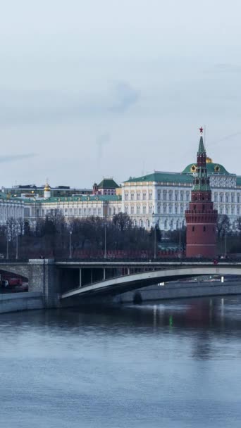 Moskauer Kreml Und Moskauer Fluss Abend Tag Nacht Zeitraffer Vertikales — Stockvideo