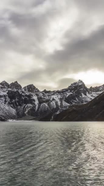 高丽湖和雪山 戏剧化的天空和翻滚的太阳 尼泊尔喜马拉雅 垂直录像 — 图库视频影像