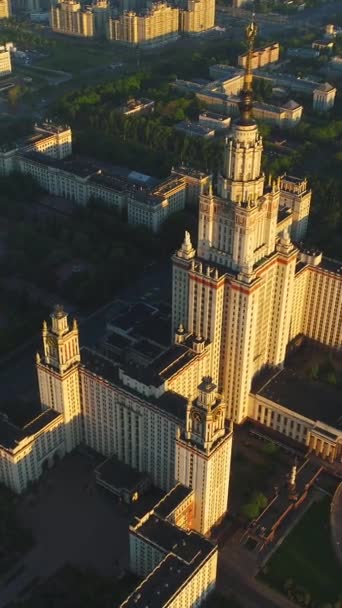 Flyger Över Moskva Statliga Universitetets Huvudcampus Solig Morgon Flygfoto Vertikal — Stockvideo
