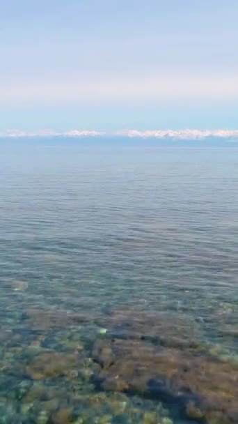 低角飞越干净透明的湖面 底部的纹章 船的观点 垂直录像 — 图库视频影像
