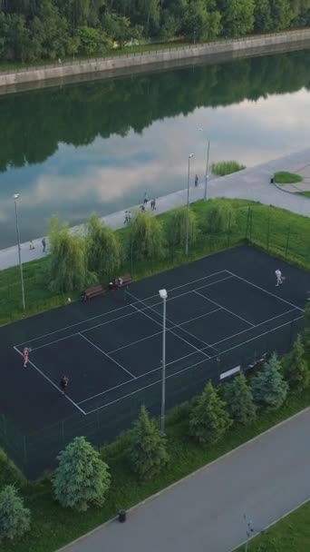 Πετώντας Πάνω Από Τους Παίκτες Που Παίζουν Τένις Ένα Γήπεδο — Αρχείο Βίντεο
