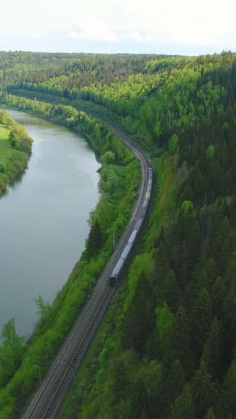 Volando Hacia Adelante Hacia Abajo Sobre Tren Que Pasa Río — Vídeos de Stock