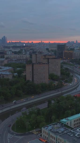 モスクワ市の中心部は日没でパンニング 空からの眺め バーティカルビデオ — ストック動画