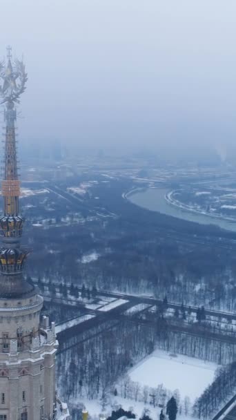 Moszkvai Állami Egyetem Havas Télen Légi Felvétel Repülgetek Függőleges Videó — Stock videók