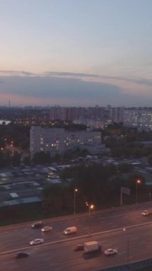 Gün batımında panoramik şehir havadan hiperaktifleşiyor. Yükseklik artıyor. Drone uçuyor. Dikey Video