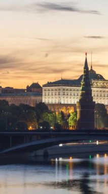 Moskova Kremlin ve Moskova Nehri şafakta. - Rusya. Yaz sabahında gece gündüz zaman geçiyor. Dikey Video