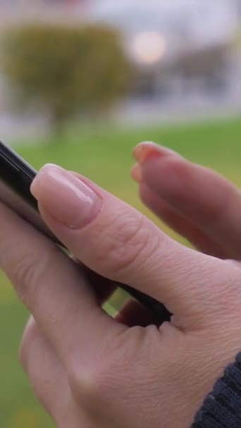 Γυναίκα Χέρια Μανικιούρ Πληκτρολογούν Μαύρο Smartphone Στο Δρόμο Της Πόλης — Αρχείο Βίντεο