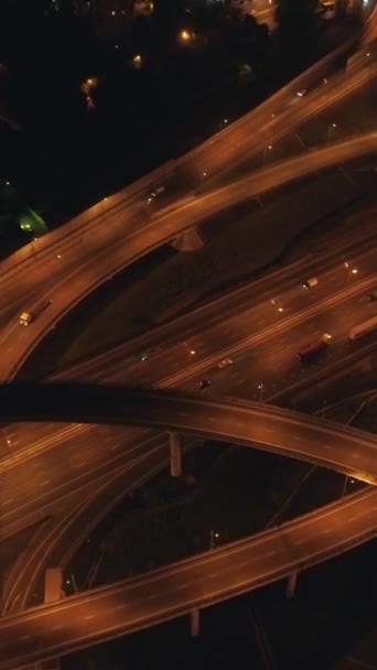 Aydınlatılmış Çok Katlı Yol Kavşağı Gece Araba Trafiği Drone Öne — Stok video