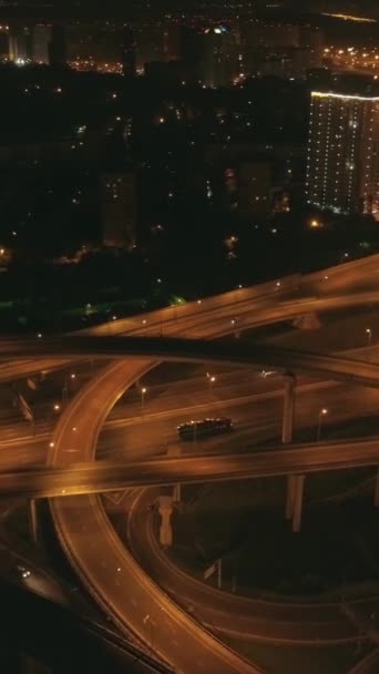 Drone Vuela Largo Complejo Intercambio Iluminado Tráfico Coches Por Noche — Vídeos de Stock