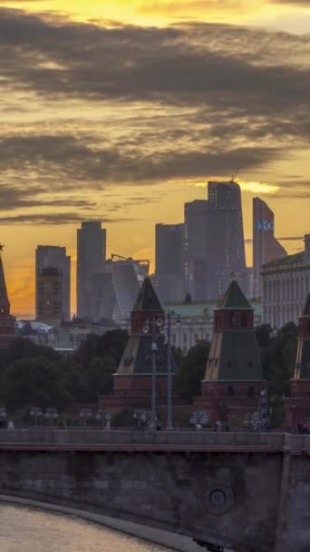 照らされたモスクワ クレムリンとモスクワ川の日没時刻 Zaryadyeパークからの眺め エンバンクの自動車トラフィック ロシア バーティカルビデオ — ストック動画