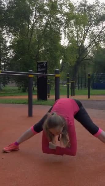 Jonge Blanke Slanke Vrouw Stretching Warming Buigen Met Gescheiden Benen — Stockvideo